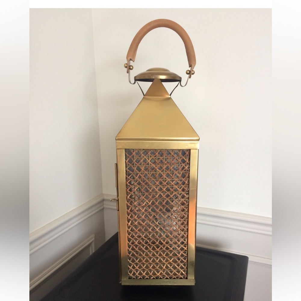 Elegant Gold Lantern with Intricate Lattice Design